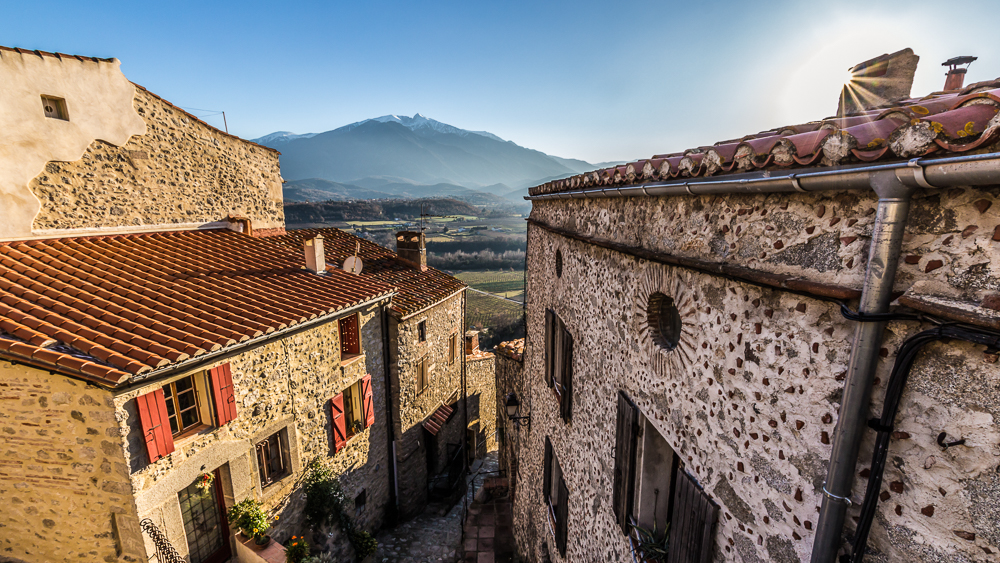 Point de vue sur le Canigou, depuis la place du village d'Eus
