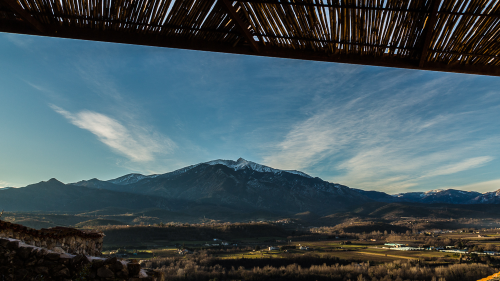 Le Canigou depuis une petite terrasse à Eus