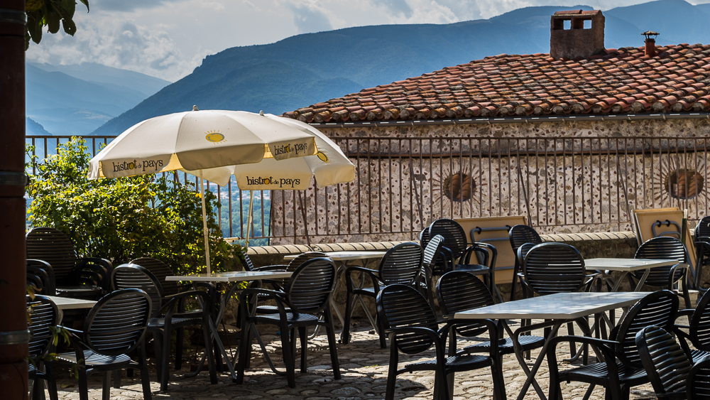 Bistrot "des Goûts et des couleurs" sur la place du village d'Eus