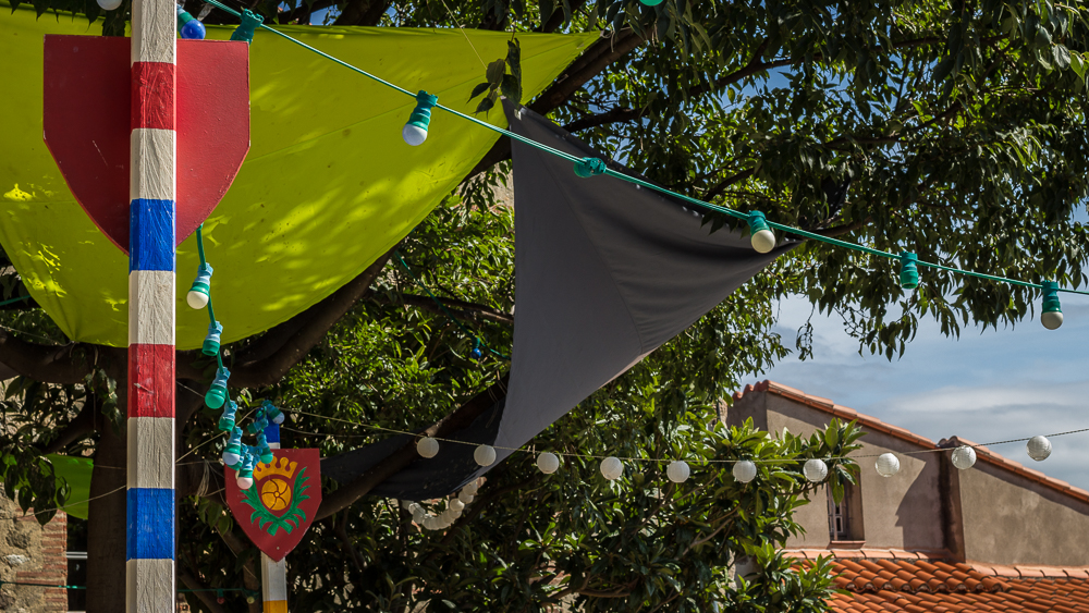 Détails colorés sur la place du village d'Eus