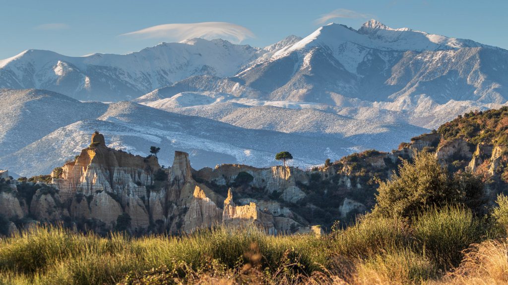 Panorama sur les Orgues d'Ille sur Têt et le massif du Canigou